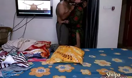 سبزه نشسته به بوته عکسهای سوپر کون ها نگاه می کند