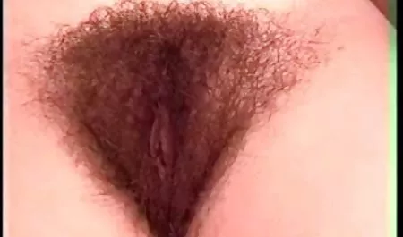 معلم و عكس كير وكون همسایه اش یک دانش آموز روی نیمکت دارند