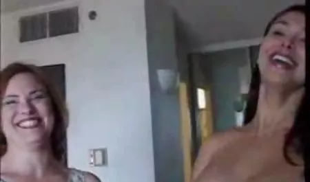 پیشخدمت اغوا کننده اغوا کننده در توالت عکس های سکسی کون و کوس