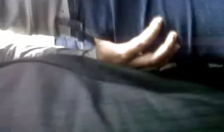 دختر انگشت بیدمشک را در لبه پنجره می کشد تصاویر متحرک حشری