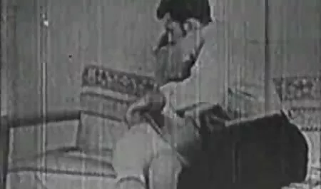 یک مرد بالغ همسر خود عکس کیرو کون را در آشپزخانه سرخ می کند و صورت خود را پایین می آورد