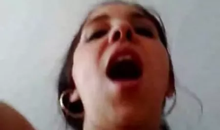بچه گربه بیدمشک در حال ورزش کردن دیک بزرگ در عكس كون و كوس ورزشگاه است