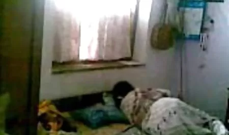 یانگ جوان بدن برهنه انعطاف پذیر خود را عکس سکسی از کون دادن نشان داد